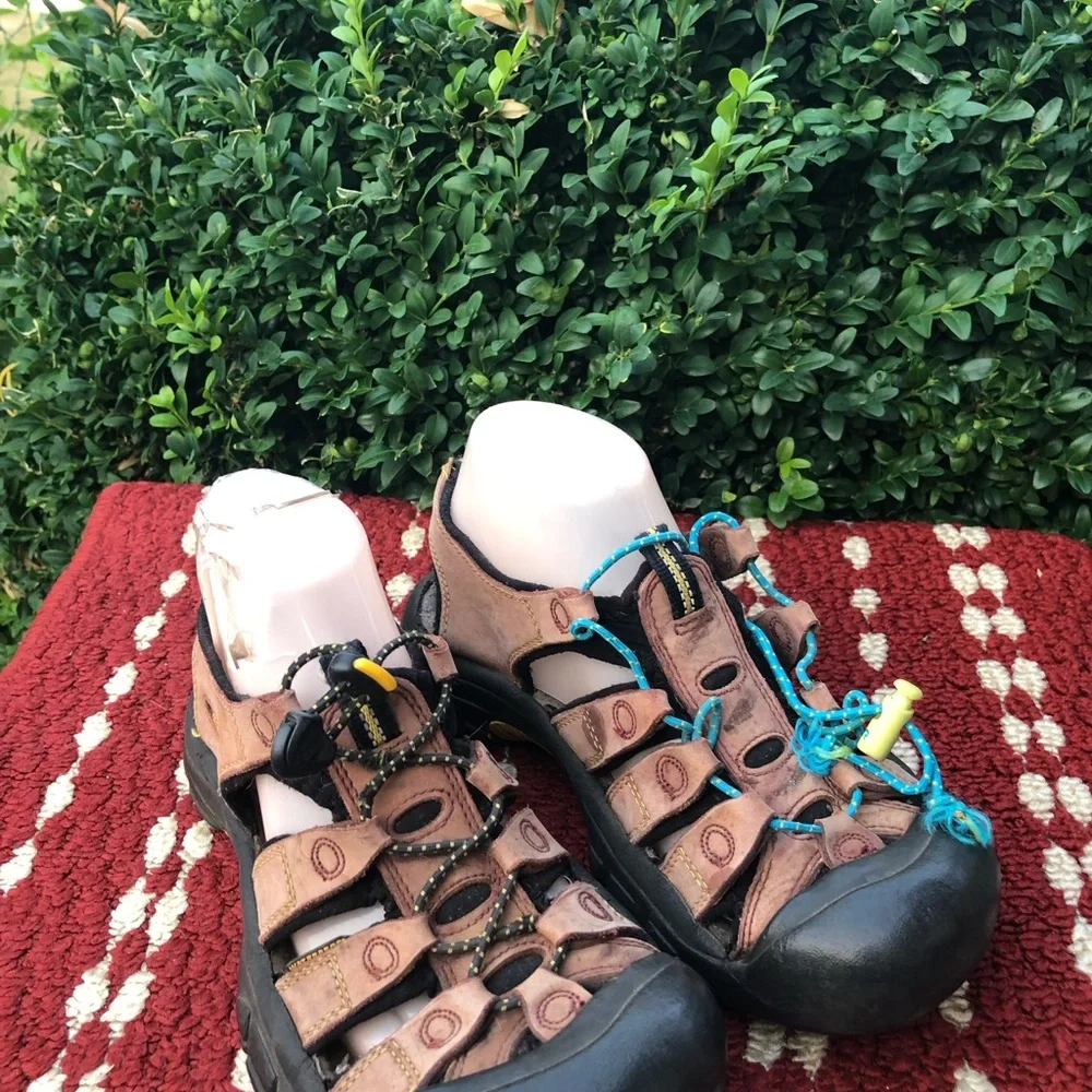 Keen Newport Men’s Brown Leather Sandals with Blue Lace Accents Size 7